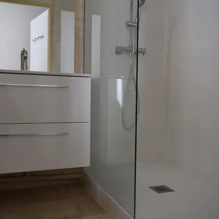 Apartamento 2 étoiles Avec Balcon-terrasse, 1 Chambre, Parking, Près De La - Fr-1-197-491