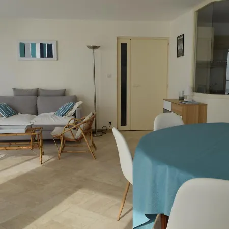 2 Etoiles Avec Balcon-terrasse, 1 Chambre, Parking, Pres De La - Fr-1-197-491 *