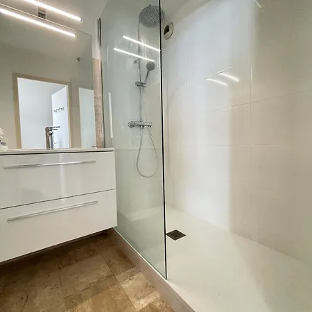 2 Etoiles Avec Balcon-terrasse, 1 Chambre, Parking, Pres De La - Fr-1-197-491 *